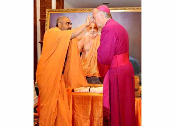Archbishop of Westminster venerates Hindu deities 01